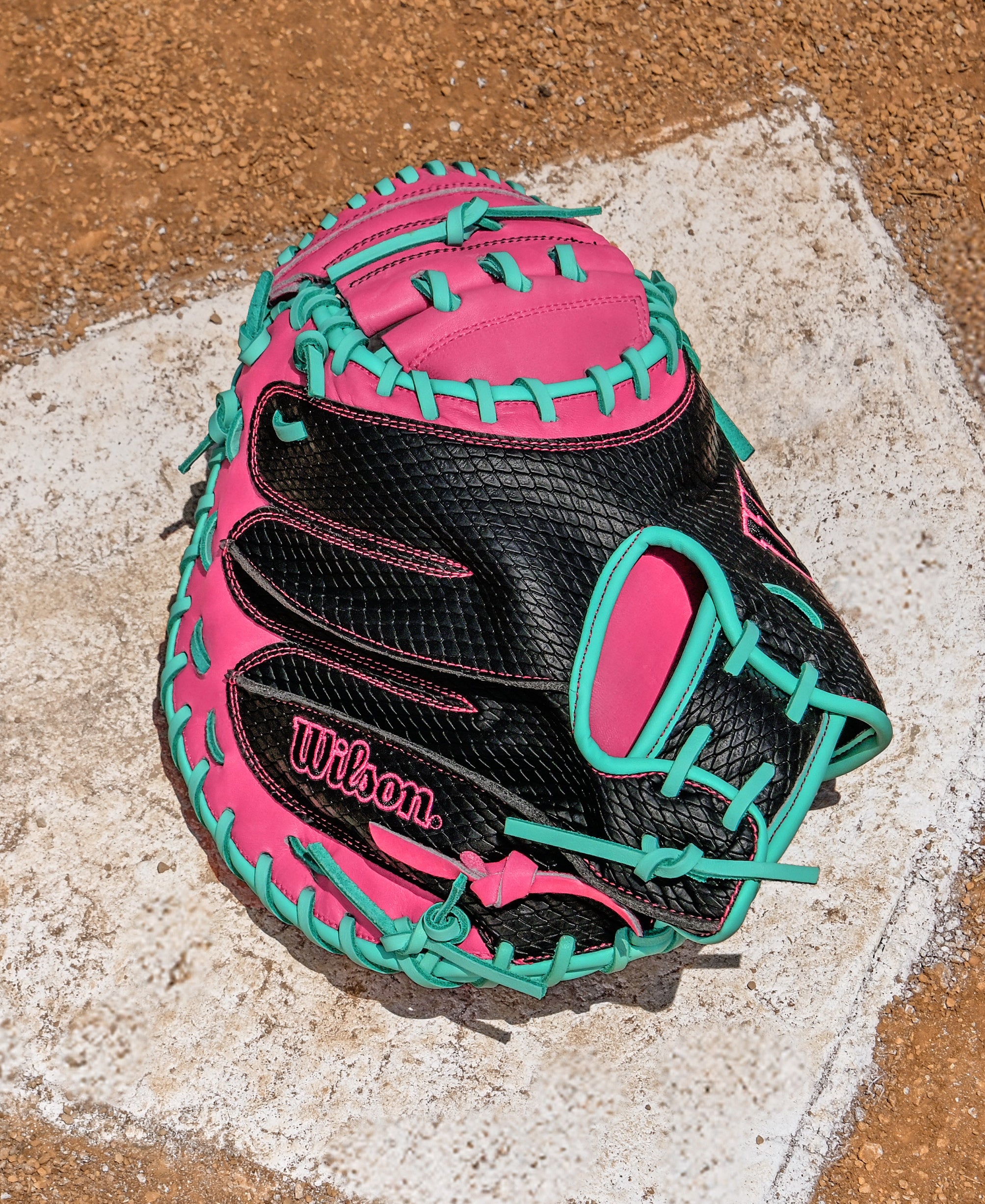 Wilson A1000 CM33 Model 33" Baseball Catcher's Mitt with SuperSnakeSkin - Image 4