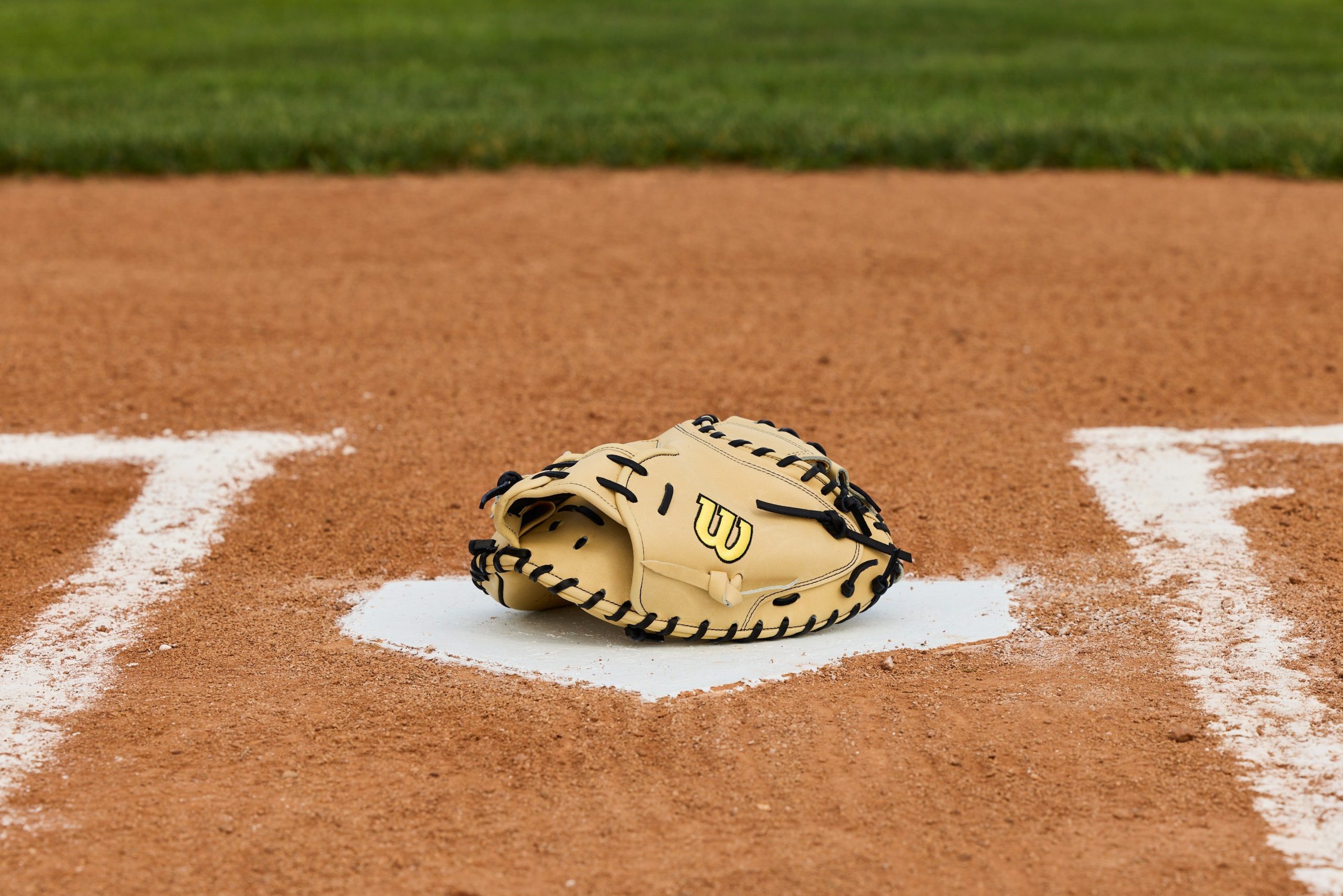 Wilson A2000 Classic 1734 Blonde Model 34" Baseball Catcher's Mitt - Image 12